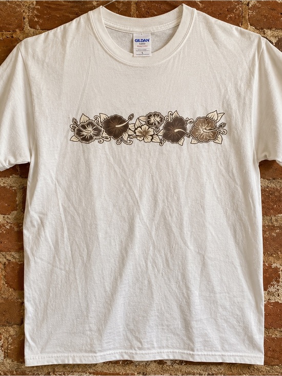 Gildan Tops - Gildan 5000 White Tee with Brown Floral Chest Band, Vintage Size L